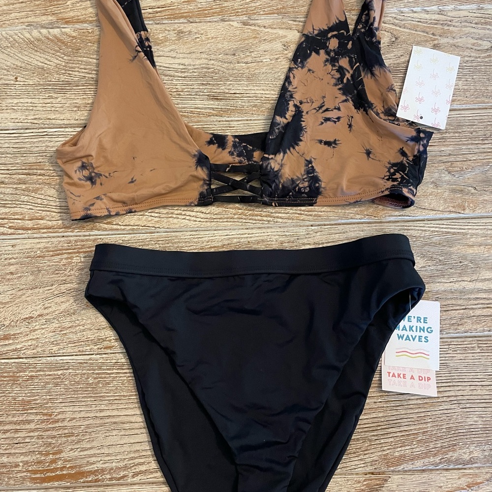 Dippin daisys two piece bathing suit. Never worn size med.